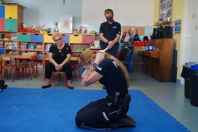 Policjanci prowadzą prelekcje i pogadanki na temat bezpieczeństwa dla uczniów z powiatu krakowskiego