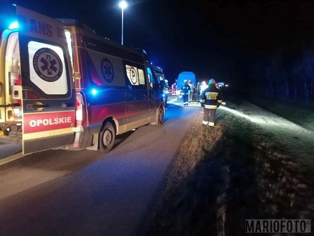 Wypadek na A4. W sobotę 14 stycznia pod Opolem doszło do zderzenia busa z ciężarówką.