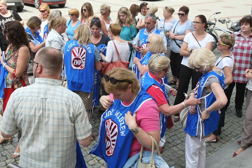 Pracownicy MOW nr 1 w Łodzi protestowali, bo chcą zwolnić ich kolegów [ZDJĘCIA]