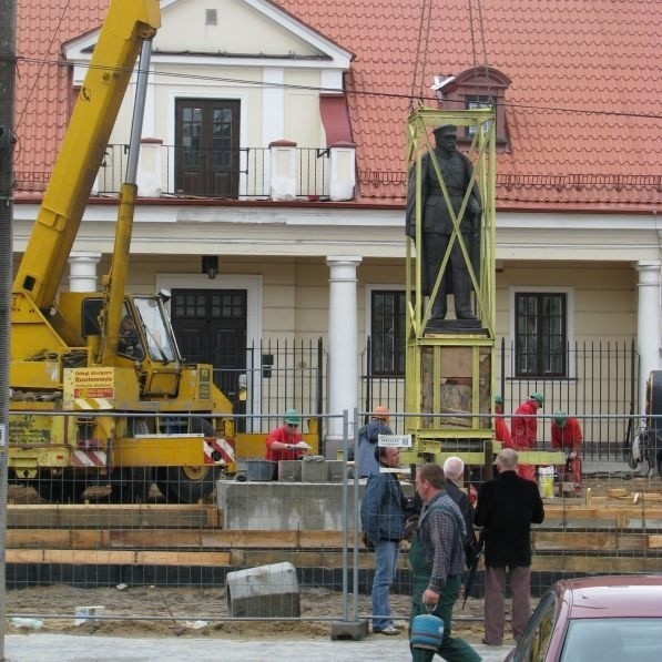Pomnik Marszalka Józefa Pilsudskiego przeniesiono dziś przed Archiwum Panstwowe w Bialymstoku