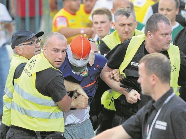 Apogeum różnych złych zachowań na zielonogórskim stadionie było wtargnięcie kilku zamaskowanych osobników na tor w czasie jazdy. Oto moment   ujęcia jednego z nich.