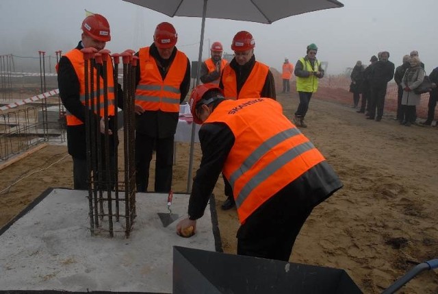 Tuba z pamiątkami trafiła wczoraj pod fundamenty nowej zajezdni Komunikacji Miejskiej. Budowa może już ruszyć pełną parą.