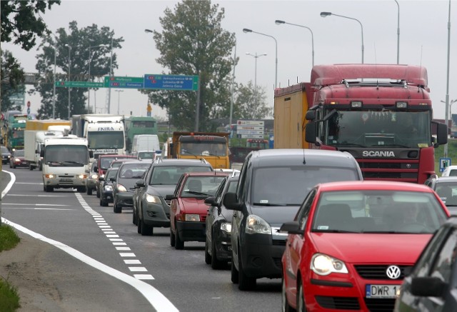 Często wjeżdżając do Wrocławia zastanawiacie się czy tylko wy utknęliście w korku na wjazdowej ulicy? Oczywiście w dobie nawigacji aktualizowanej na bieżąco możemy w danej chwili sprawdzić, którędy najbardziej opłaca się wjeżdżać do miasta i gdzie stracimy najmniej czasu. A jak to wygląda na przestrzeni całego dnia, które ulice wjazdowe do Wrocławia są najbardziej oblężone? Sprawdzono to podczas najnowszych pomiarów do reportu Kompleksowe Badania Ruchu we Wrocławiu. Zobaczcie na kolejnych slajdach, którędy wjeżdża najwięcej aut do centrum miasta w ciągu doby.PO GALERII NAJŁATWIEJ PORUSZAĆ SIĘ PRZY POMOCY STRZAŁEK LUB GESTÓW NA TELEFONIE