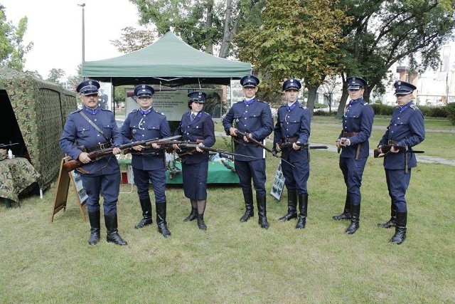 Grupa rekonstrukcyjna z Radomia prezentuje zabytkową broń, która znajdzie się na sobotniej wystawie.