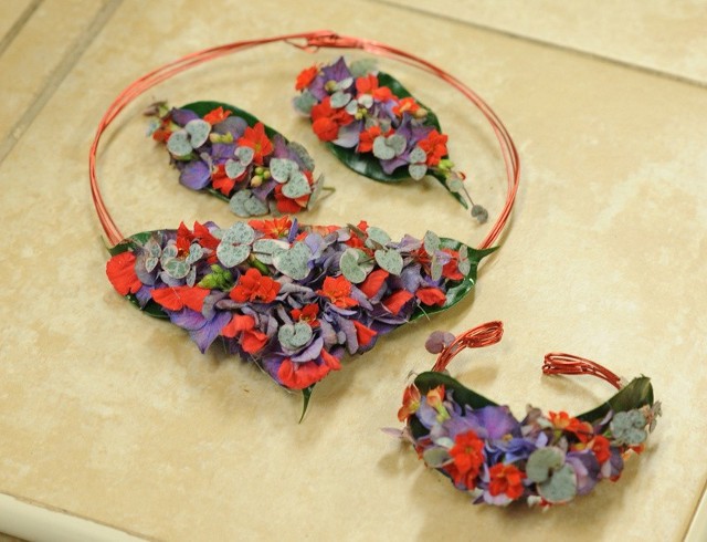 Komplet floralnej biżuterii w wyrafinowanych kolorach. (aut. Dorota Zgierska)