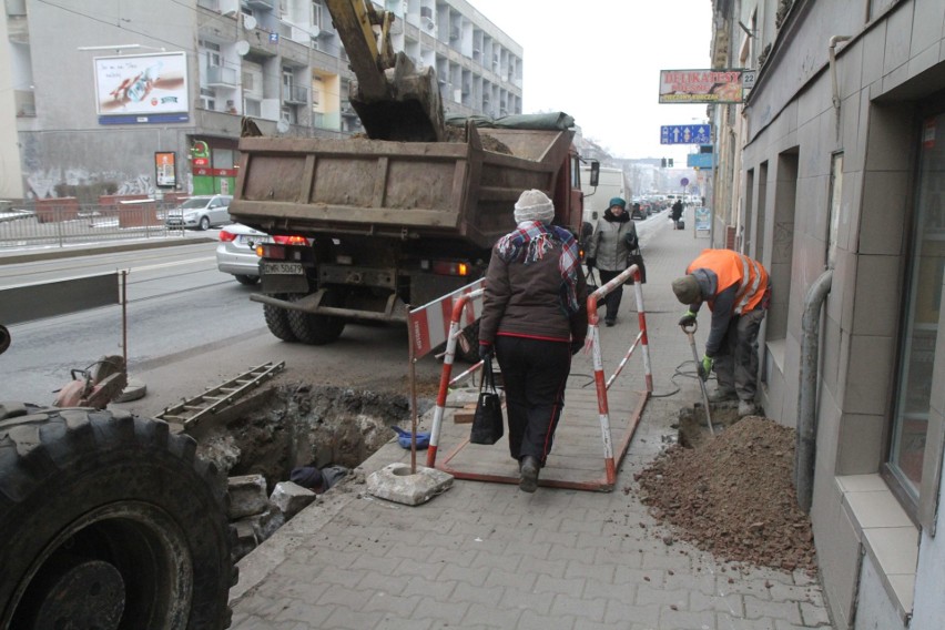 Prace przy usuwaniu awarii wodociągowej przy ul. Kołłątaja.