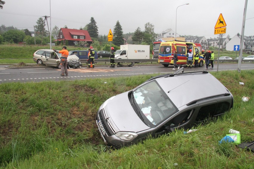 Groźny wypadek na drodze krajowej 73 w Wiśniówce koło Kielc. Dwie osoby ranne 