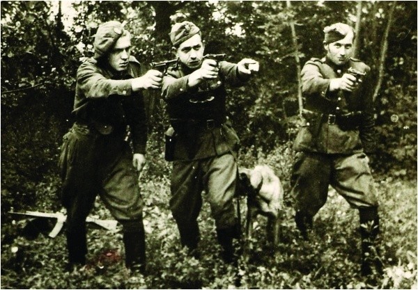 Partyzanci z oddziału "Orzyca&#8221;, st. sierż. Edward Dobrzyński "Orzyc&#8221; w środku 	