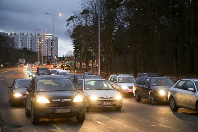 Dopóki będzie trwał remont, kierowcy muszą liczyć się z utrudnieniami w ruchu. Skarżą się, że przydałby się dodatkowy pas do skrętu w lewo.