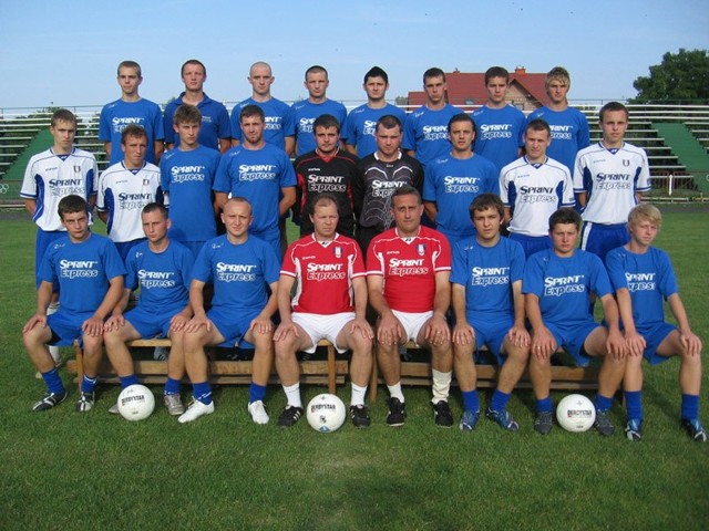 Zbigniew Kulig (w dolnym rzędzie, czwarty od prawej) od lat pracuje w MKS-ie Kańczuga. Zdjęcie z sierpnia 2009, gdy był trenerem bramkarzy.
