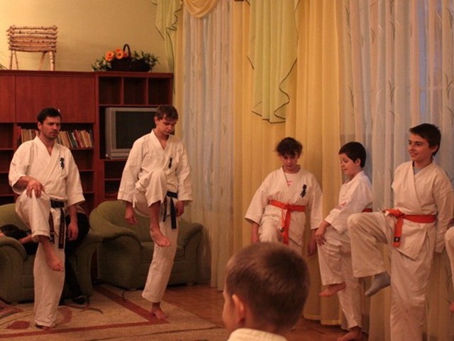 Sensei Radosław Grabowski (pierwszy od lewej) miał okazję przeprowadzić nietypowy trening.