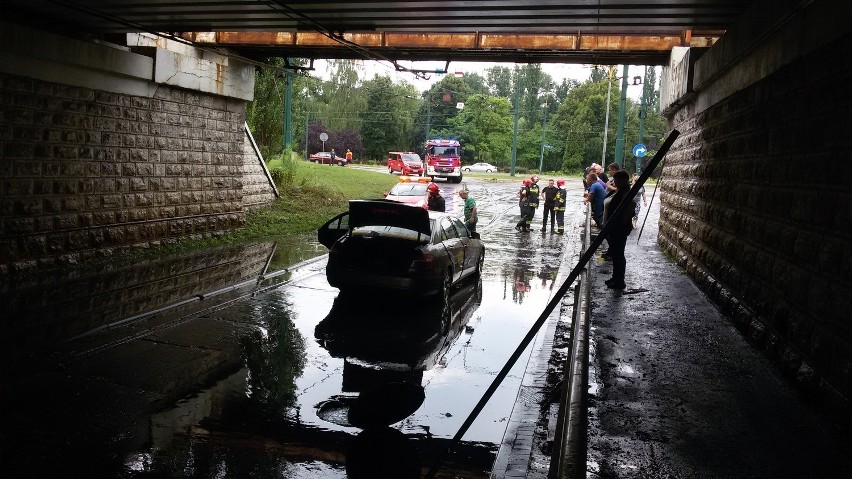 Burza w Sosnowcu: Samochody zalane. Drogami płynęły rzeki