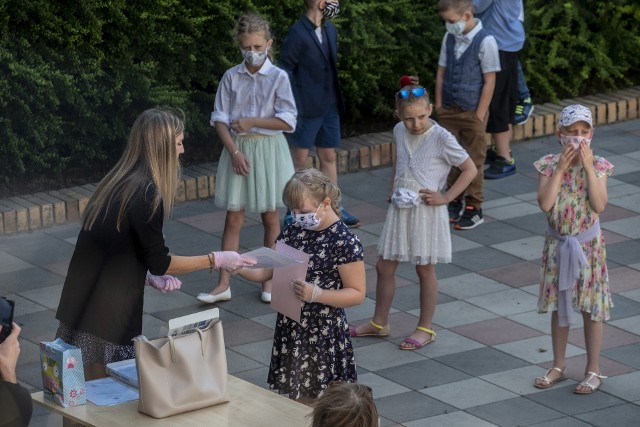 26 czerwca dzieci i młodzież rozpoczęły dwumiesięczną przerwę od nauki. Uczniowie ze SP 17 w Poznaniu po kilku miesiącach nieobecności w szkole z powodu pandemii koronawirusa, w piątek spotkali się z nauczycielami i i odebrali świadectwa.