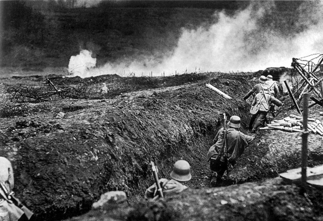 4 grudnia 1914 - I wojna światowa, wojska niemieckie i rosyjskie zaczęły walki pod Borowską Górą między Bełchatowem i Piotrkowem Trybunalskim. Na przełomie 1914 i 1915 r. w pobliżu Bełchatowa kilkakrotnie przechodził front.