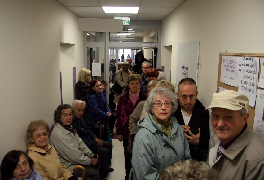 Pacjenci czekali w długiej kolejce do rejestracji Centrum...
