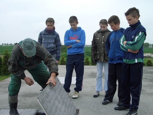 Uczniowie Szkoły Podstawowej w Trzebczyku na zajęciach pozalekcyjnych z nauk przyrodniczych wybrali się do oczyszczalni ścieków w Napolu