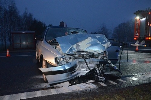 Wypadek na DK62: po zderzeniu volkswagena i toyoty trzy osoby ranne [ZDJĘCIA]