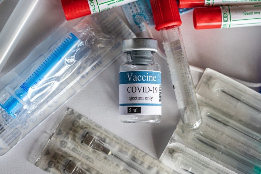 Małe miejscowości bez szczepień przeciw COVID-19? "Nie ma szans, by przy warunkach stawianych przez NFZ szczepionka trafiła do każdej gminy"