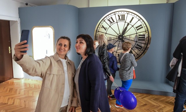 W Europejską Noc Muzeów bydgoszczanie i turyści mieli okazję poznać lepiej czas bydgoski, bo właśnie jemu poświęcona jest wystawa „12 minut” w Spichrzach nad Brdą MOB. Ekspozycja czynna jest do 2 października 2022 r.