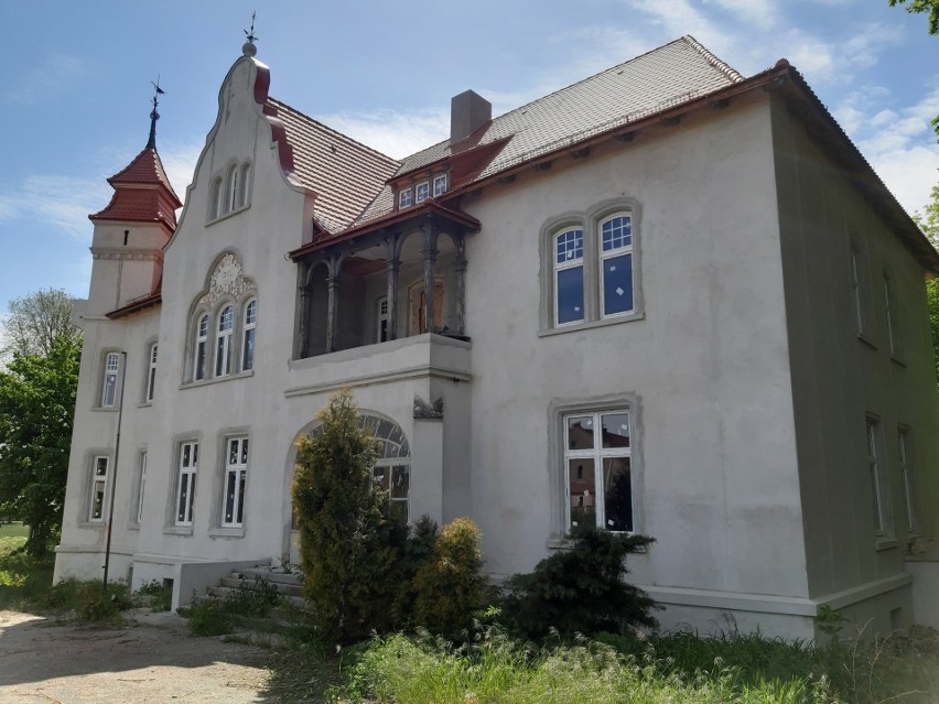 Remontowany 120-letni pałac w Kozłowicach.