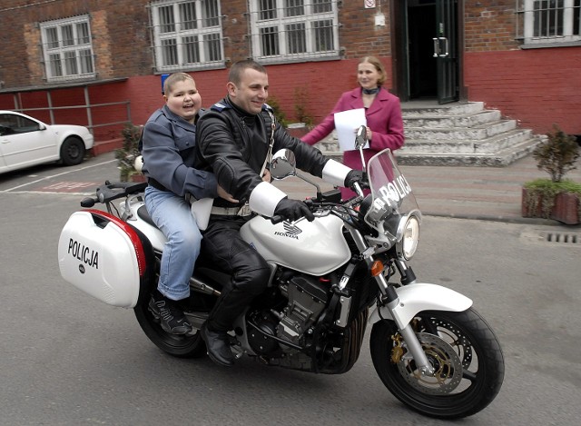 Na początku Mateusz nie czuł się zbyt pewnie na policyjnym motorze. Po kilku minutach jazdy nie chciał z niego zejść.