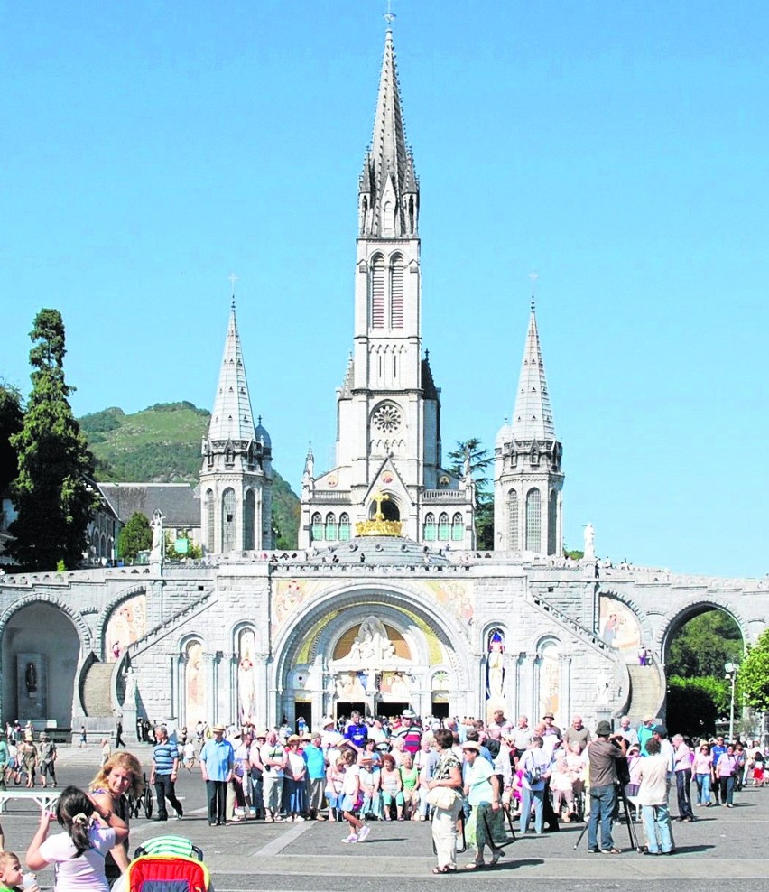 Lourdes to największy ośrodek maryjny we Francji (co rok ma...