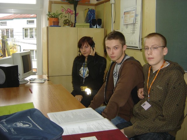 Mateusz, Karol i Magda uczniowie ZSM w Łapach biorą udział w zajęciach pod nazwą "Media w szkole" - w ramach projektu Szerokie horyzonty dla techników".