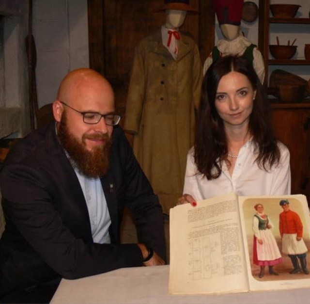 Odchodzący dyrektor  Kacper Płaza z lewej na stanowisko po. dyrektora Muzeum rekomendował, pracująca w muzeum  Kingę Kędziorę-Palińską.