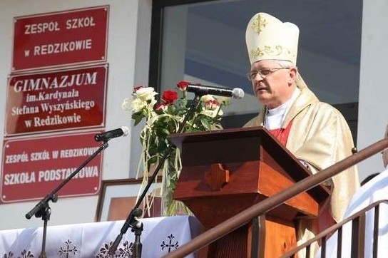 Czerwiec 2010. Uroczystość nadania szkole imienia kardynała Wyszyńskiego. Na zdjęciu biskup Edward Dajczak.