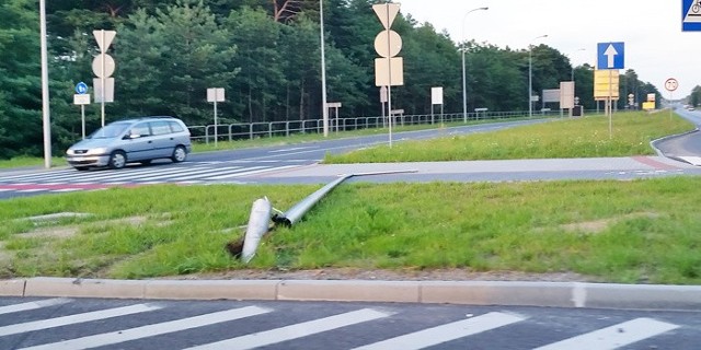 Na rondzie Rady Europy honda wjechała w lampę.