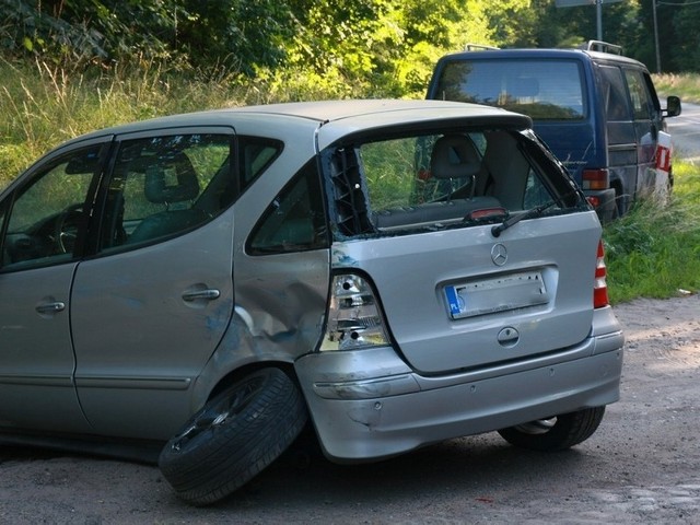 Na drodze między Pieskami i Międzyrzeczem zderzyły się bus i osobowy mercedes.