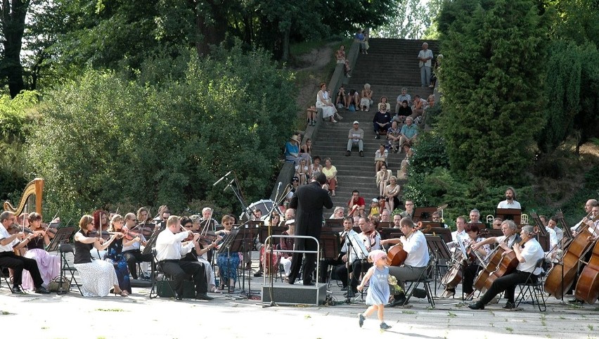 Koncert Filharmonii Koszalińskiej w Parku Książąt Pomorskich...
