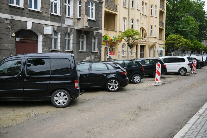 Poznań: Kierowcy lekceważą przebudowę ulicy Jackowskiego. Parkują mimo zakazów