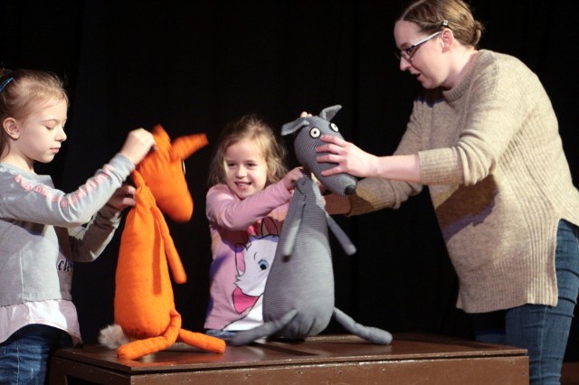 Od poniedziałku, Renata Boguska szefująca teatrowi lalek "Miszmasz", prowadzi w CK Teatr warsztaty lalkarskie dla młodzieży chętnej poznać tajniki ożywiania lalkowych postaci. Spotkania rozpoczynają się codziennie o g. 10. Można dołączyć.