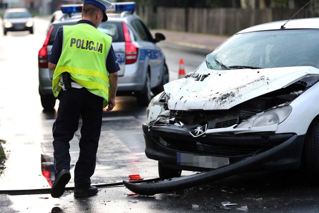 Zniszczony renault.