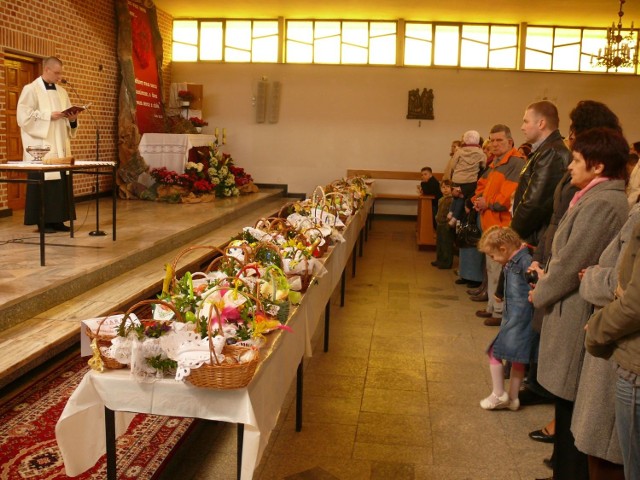 Świecenie pokarmów w kościele Trójcy Przenajświętszej w Stalowej Woli.
