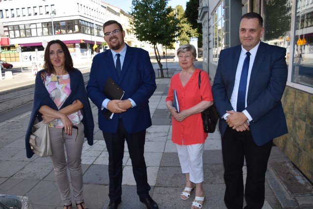 O swoich oczekiwaniach Wanda Borowiecka (druga z prawej) i Jolanta Perkowska opowiedziały podczas konferencji prasowej Prawa i Sprawiedliwości w towarzystwie Pawła Ludniewskiego (drugi od lewej) i Sebastiana Pieńkowskiego.