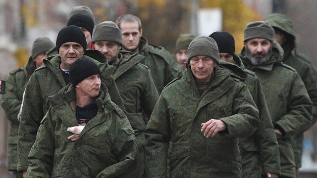 Rosyjscy żołnierze, którzy trafili do niewoli ukraińskiej. opowiadali o tym, że podczas walk, z braku amunicji, musieli używać łopat.