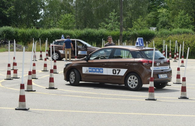 Chodziło o arkusz z przebiegu egzaminu na prawo jazdy. Zarzuty nie potwierdziły się i policja sprawę ostatecznie umorzyła.