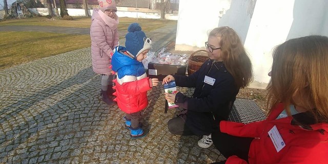 Zbiórka na chorą Małgosię Iwan w Tarłowie. Kwestę przeprowadzili wolontariusze ze Szkoły Podstawowej w Tarłowie.     