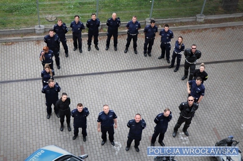Wrocławscy policjanci robili pompki dla chorych dzieci (FILM)