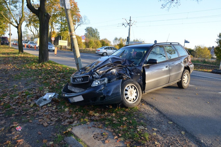 Wrocław: Wypadek na ul. Kosmonautów. Tramwaj linii 20 zderzył się z audi (ZDJĘCIA)