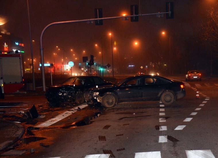 Wypadek obok Suwałki Plaza. Zderzyły się dwa audi, jedna osoba ranna (zdjęcia)