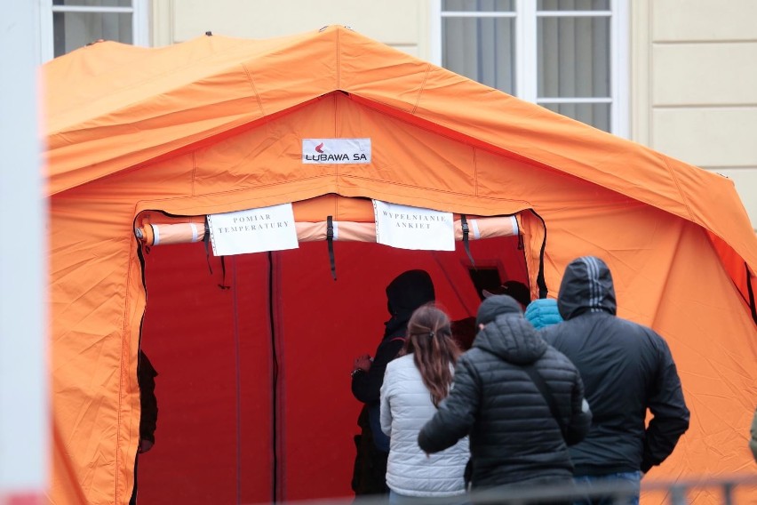 Szczepienia bez rejestracji. Warszawa: Akcja "Zaszczep się w majówkę" przyciągnęła tłumy [ZDJĘCIA] Mobilny punkt szczepień na placu Bankowym
