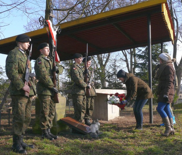 Delegacja uczniów z Liceum Wyszyńskiego w Staszowie złożyła kwiaty pod mogiłą powstańców styczniowych na starym cmentarzu przy kościele pod wezwaniem świętego Bartłomieja.