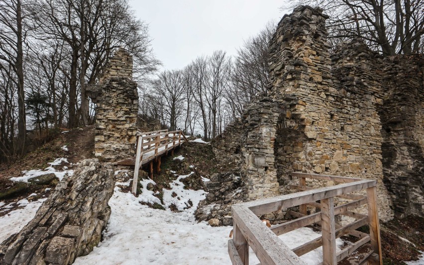 Ruiny Zamku Sobień w Załużu. Malownicze i trochę zapomniane [ZDJĘCIA]