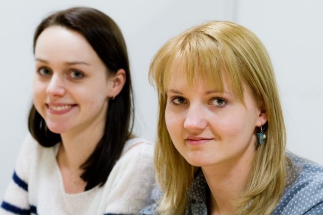 Monika Stepaniuk (z lewej) i Monika Oksieńczuk nie obawiają się pracy z dziećmi w świetlicach socjoterapeutycznych. - Tam przychodzą młode osoby, które potrzebują, ale i chcą pomocy - mówi Monika Oksieńczuk. 