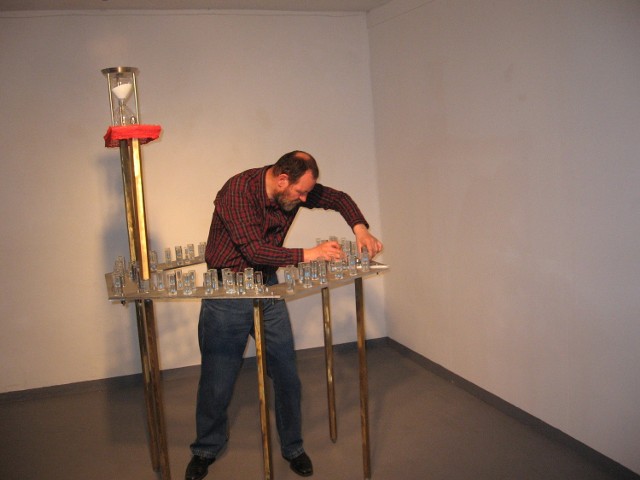 Jeszcze przed oficjalnym otwarciem wystawy Ryszard Ługowski zaprezentował performance  "Przekleństwo Heisenberga&#8221;