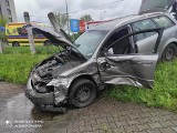 Wypadek w Dąbrowie Górniczej. Zderzyły się bmw i audi. Jedno z aut wypadło z drogi