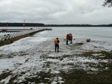 Augustów. Akcja ratunkowa na jeziorze Necko. Pod wędkarzem załamał się lód